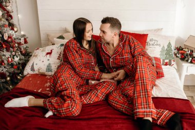 Kırmızı pijamalı bir adam ve bir kadın yatağa uzanıp Noel atmosferinin tadını çıkarıyorlar. Birbirine aşık bir çift Noel tatilini birlikte geçirir. Yatak odasında güzel bir Noel dekoru