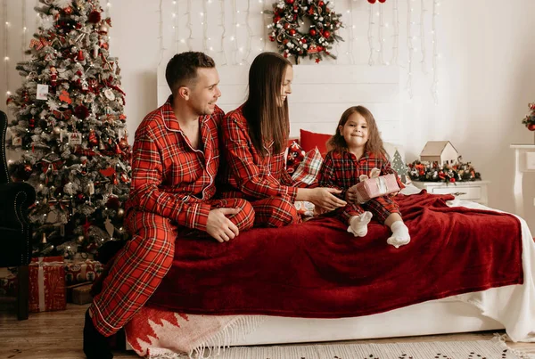 Pappa Mamma Och Dotter Sitter Sängen Röd Pyjamas Och Ger — Stockfoto