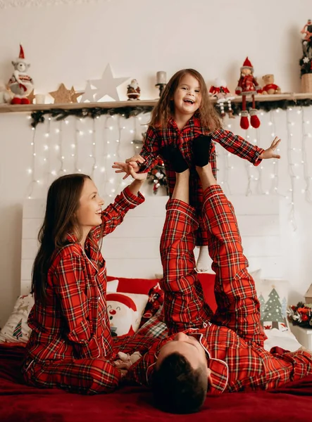 Pappa Mamma Och Dotter Röd Pyjamas Leker Sängen Julhelgen Vackert — Stockfoto