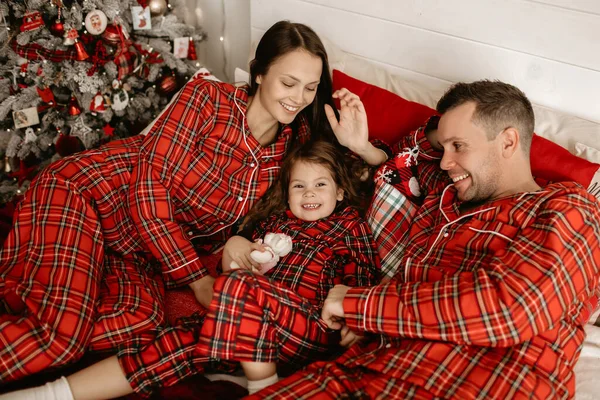 Pappa Mamma Och Dotter Röd Pyjamas Ligga Sängen Och Njuta — Stockfoto