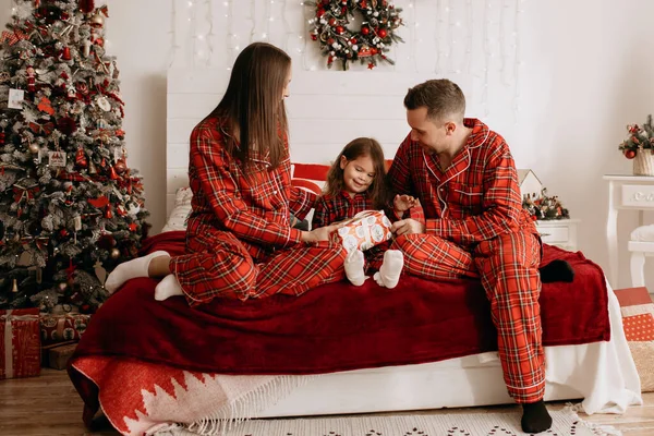 Pappa Mamma Och Dotter Sitter Sängen Röd Pyjamas Och Ger — Stockfoto