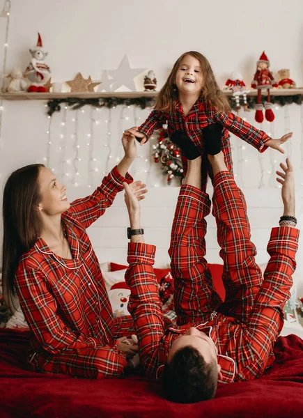 Pappa Mamma Och Dotter Röd Pyjamas Leker Sängen Julhelgen Vackert — Stockfoto