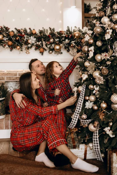 Lycklig Familj Pappa Mamma Och Dotter Röd Pyjamas Dekorerar Julgranen — Stockfoto