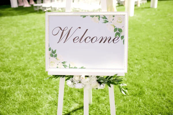 White Board Inscription Welcome Stands Green Lawn Signboard Invitation Guests — Stock Photo, Image