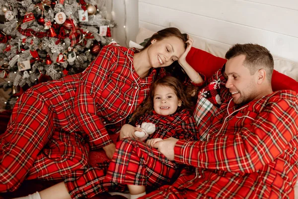 Pappa Mamma Och Dotter Röd Pyjamas Ligger Sängen Och Njuter — Stockfoto