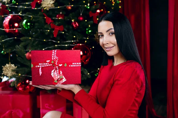 Porträt Einer Brünetten Frau Mit Einem Weihnachtsgeschenk Einer Roten Schachtel — Stockfoto
