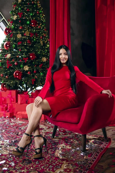 Eine Schöne Frau Rotem Kleid Und Hochhackigen Schuhen Sitzt Auf — Stockfoto