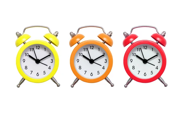 Três Despertadores Multicoloridos Num Fundo Branco Alarme Amarelo Laranja Vermelho — Fotografia de Stock