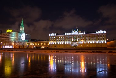 Moskova şehir yansımaları ile Moskova Nehri üzerinde