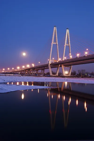 Cable-stayed bridge across the Neva river in St. Petersburg in winter — Stock Photo, Image