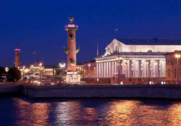 La isla Vasilievsky, la Bolsa y las columnas Rostral — Foto de Stock