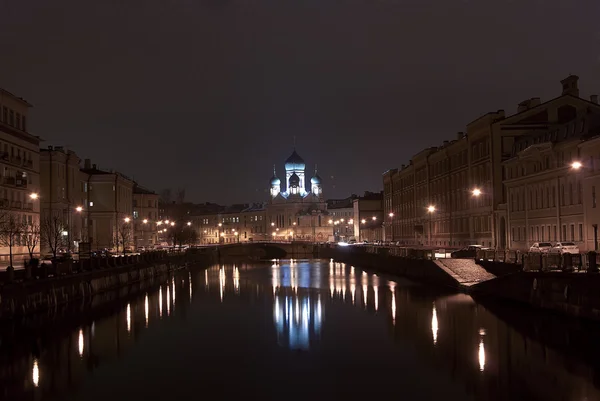 在晚上与光在圣彼得斯堡河 moyka — 图库照片