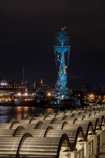 Nachtansicht auf den Krymskaja Damm und das Denkmal für Peter den Großen — Stockfoto