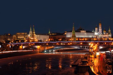 Rusya'nın başkenti ışıklı kremlin ile gece görünümü.