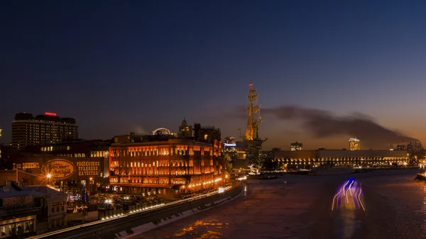 莫斯科河建设伙伴关系 einem 的夜景。蒸汽厂的巧克力糖果和茶饼干协会。这座纪念碑彼得大帝. 图库照片