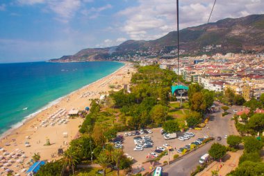 Alanya, Türkiye - 10 Ekim 2020. Alanya plajı, Türkiye. Manzara ve yükseklik, üst manzara. Yazın mavi deniz. Türkiye 'de tatil. Kleopatra plajı. Temeller