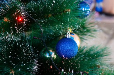 Yapay bir Noel ağacında Noel süslemeleri. Tinsel ve toplar.