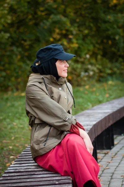 Modern Muslimsk Kvinna Jacka Och Svart Mössa Sitter Bänk Stockfoto