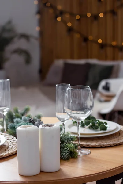 크리스마스와 새해를 뒤쪽에 침대가 있어요 크리스마스 잔가지가 식탁에 테이블 놓으세요 — 스톡 사진