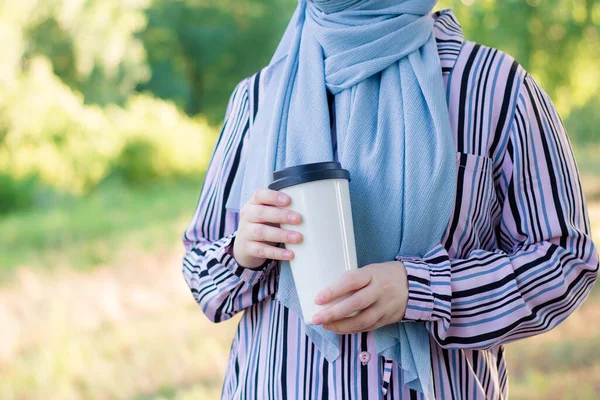 白いコーヒーを飲みながらヒジャーブ州のムスリム女性 森の中でハイキング 旅行だ ピンクバックパック — ストック写真