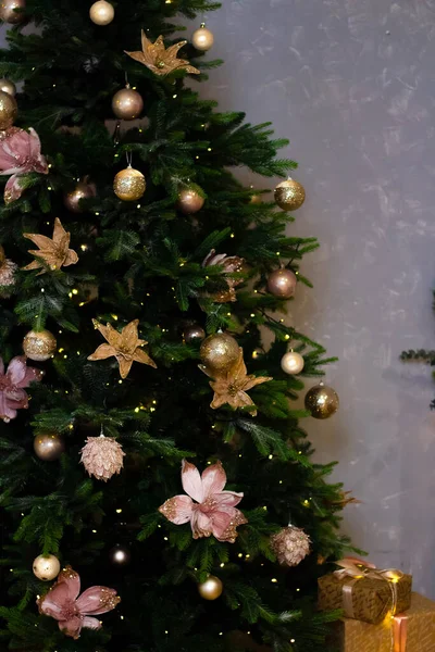 Christmas Tree Decorated Christmas New Year Golden Balls Flower Decorations — Zdjęcie stockowe