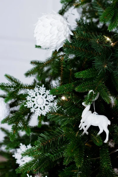 크리스마스 장난감 나무에 눈송이 — 스톡 사진