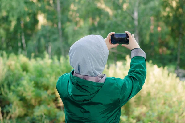 Muslimsk Kvinna Blå Hijab Tar Bilder Naturen Skogen — Stockfoto