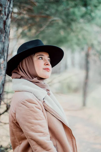 베이지 코트와 머리쓰개를 이슬람 공원에서의 — 스톡 사진