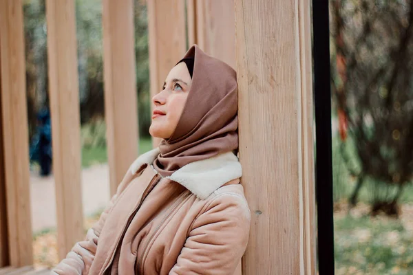 Μουσουλμάνα Μπεζ Παλτό Και Μαντίλα Κομψή Μουσουλμάνα Γυναίκα Στο Πάρκο — Φωτογραφία Αρχείου