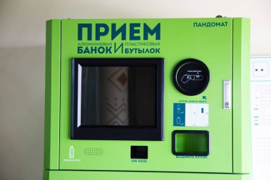 Reverse automatic bottle recycling machine for plastic bottles and aluminum cans