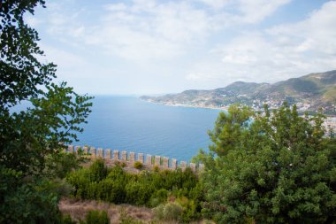 Türkiye 'deki kuleden, denizden, dağlardan, ağaçlardan manzara. Yukarıdan görüntüle.