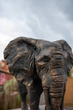 Gökyüzüne karşı bir filin demir heykelciği.