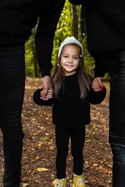 Pappa Mamma Och Dotter Liten Dotter Står Mellan Sina Föräldrar — Stockfoto