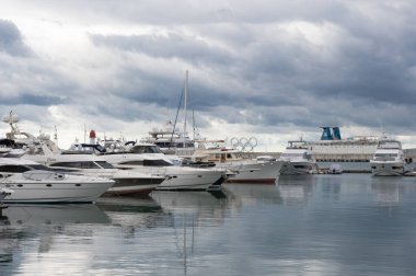 SOCHI, RUSSIA - 26 EYLÜL 2021: Bulutlu bir havada Soçi limanındaki marina manzarası.