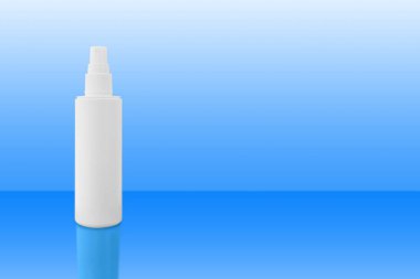 Mavi uzayda ayna yansımalı beyaz plastik sprey şişesi. Soyut arkaplan