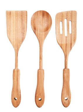 Bambu mutfak eşyaları üzerinde beyaz izole