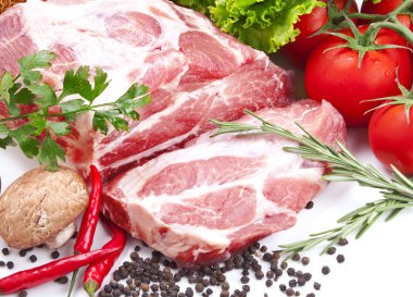 pişmemiş domuz eti ve taze sebze ile natürmort