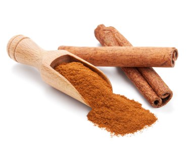 öğütülmüş tarçın üzerinde beyaz izole