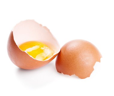 Kırık yumurta beyazda izole edilmiş