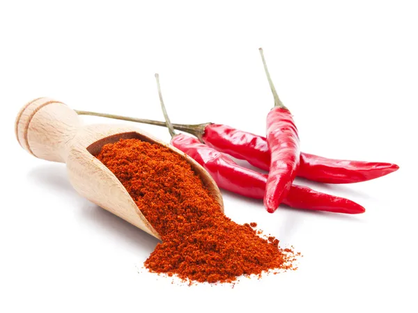 Gemahlener roter Chilischote isoliert auf weißem — Stockfoto