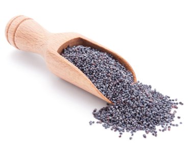 tahta kaşık ile üzerine beyaz izole haşhaş tohumu