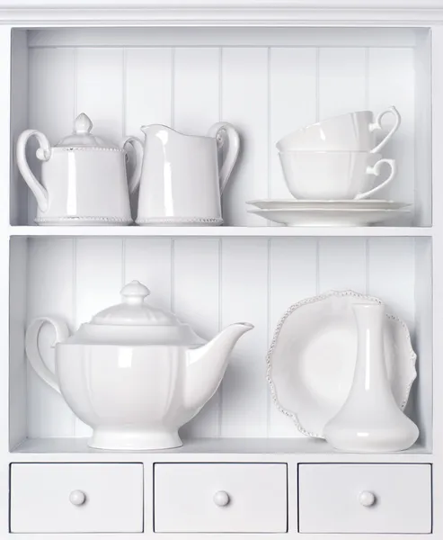 Białe półki z rocznika porcelanowe naczynia — Zdjęcie stockowe