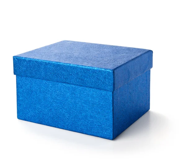 Blau glänzende Geschenk-Box, die isoliert auf weiss — Stockfoto