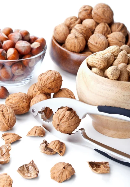 Bodegón con nueces y Cascanueces en blanco —  Fotos de Stock