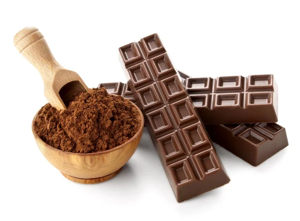 Chocoladerepen met cacaopoeder geïsoleerd op wit — Stockfoto