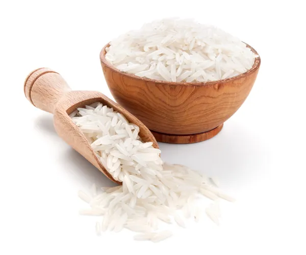 Arroz Basmati em uma tigela de madeira isolado no branco — Fotografia de Stock