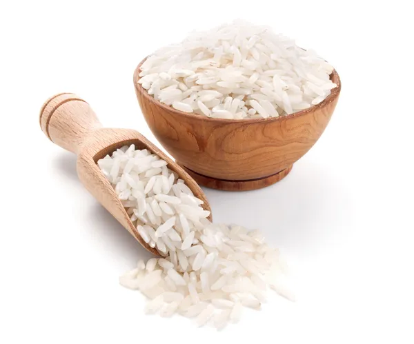 Långkornigt ris i en träskål som isolerad på vit Stockbild