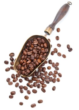 Vintage kepçe ile kahve çekirdekleri üzerine beyaz izole