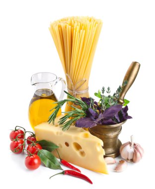 İtalyan pasta malzemeler üzerinde beyaz izole