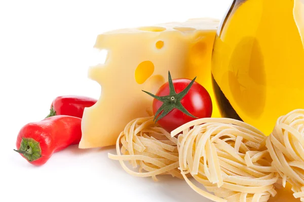 Ingredienti per la preparazione di tagliatelle pasta su bianco — Foto Stock